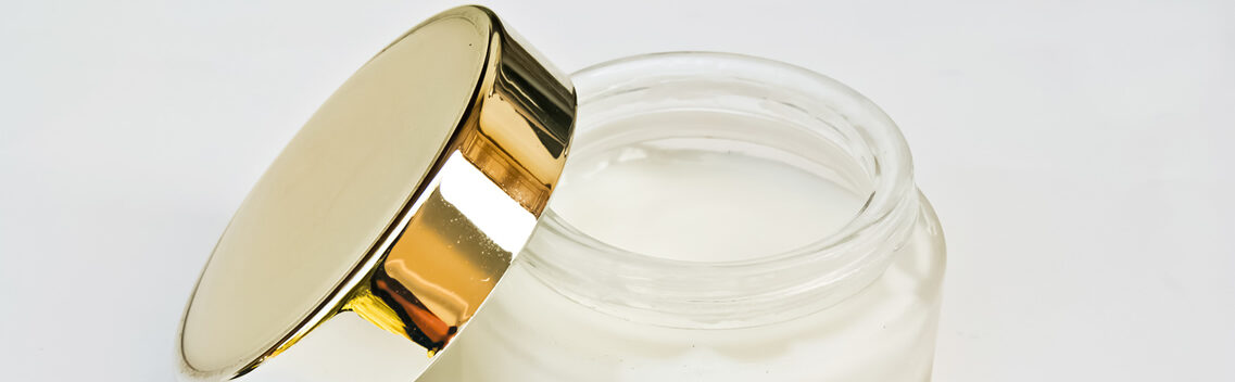 Achtergrond creme met gouden deksel